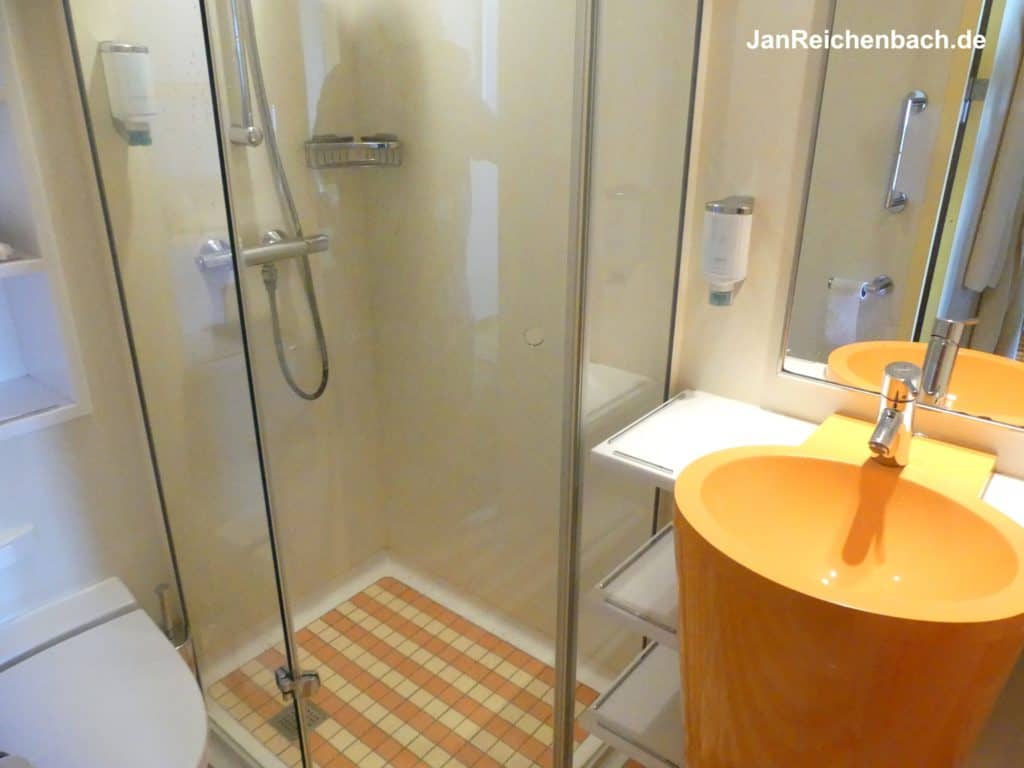 Aida Luna - Balkonkabine innen - WC, Dusche und Waschbecken